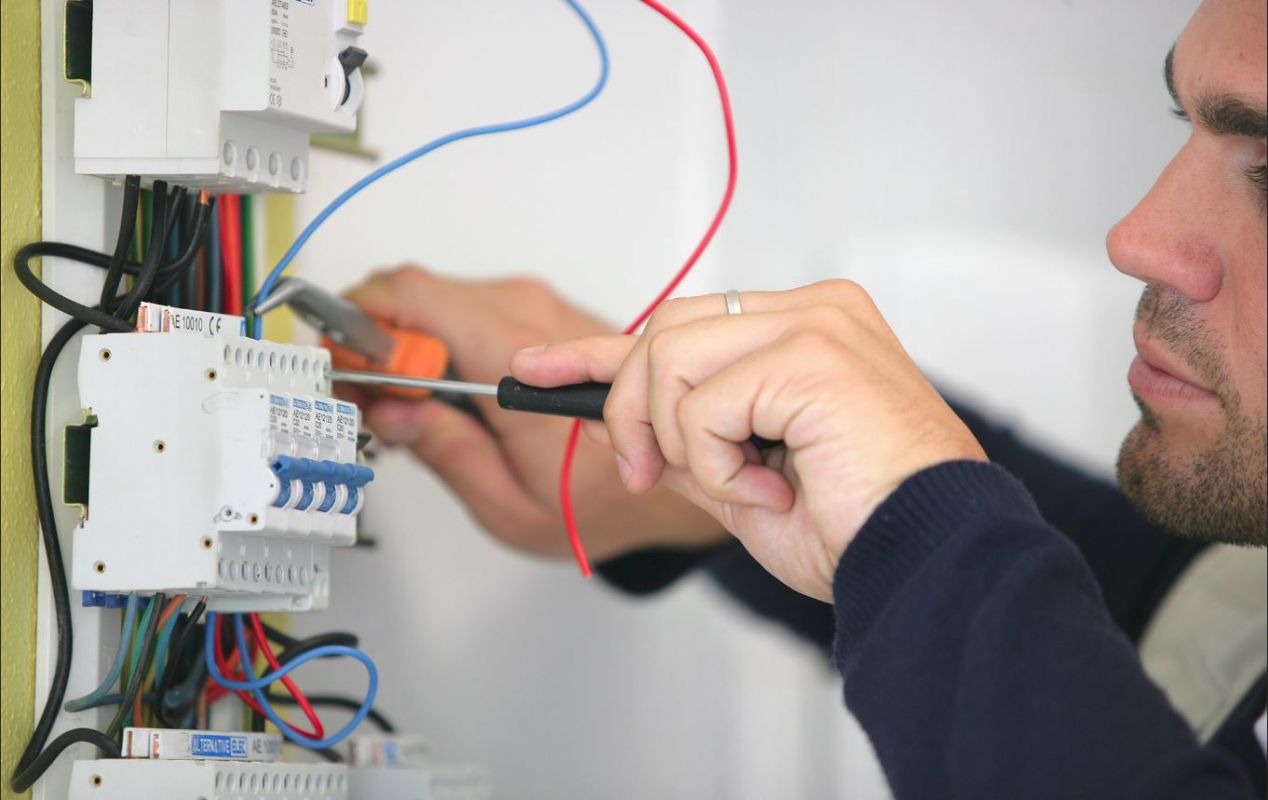 HOW TO MAKE MONEY AS AN ELECTRICAL CONTRACTOR